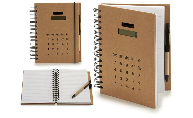 Quaderno con calcolatrice e penna